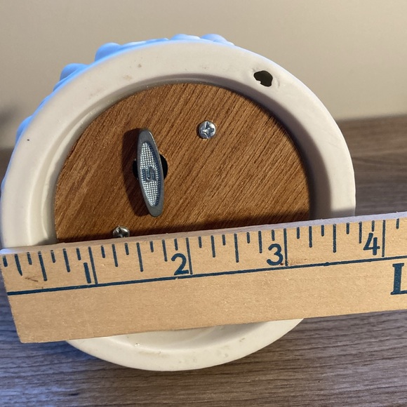 Christmas Carolers porcelain music box “joy to the world “ - Picture 13 of 14